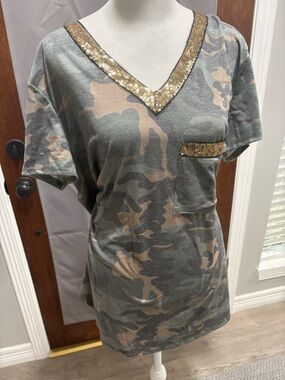 Sequin Trim Camo V-Neck Tee - Green & Tan